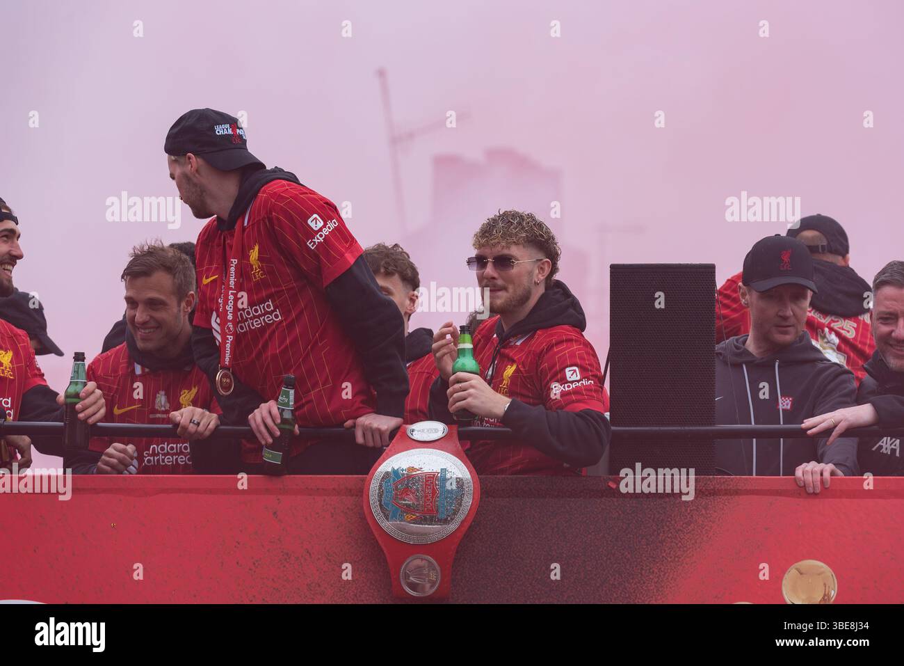 Liverpool Football Club Premier League Champions Parade per la città di Liverpool, Regno Unito. Harvey Elliott con la bottiglia Foto Stock