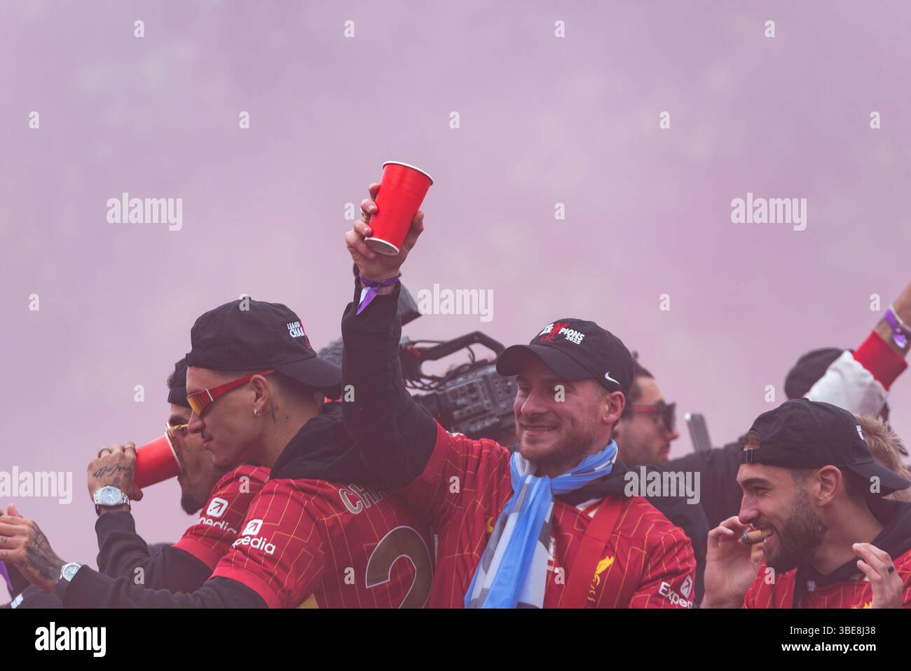 Liverpool Football Club Premier League Champions Parade per la città di Liverpool, Regno Unito. Alexis Mac Allister con un drink Foto Stock
