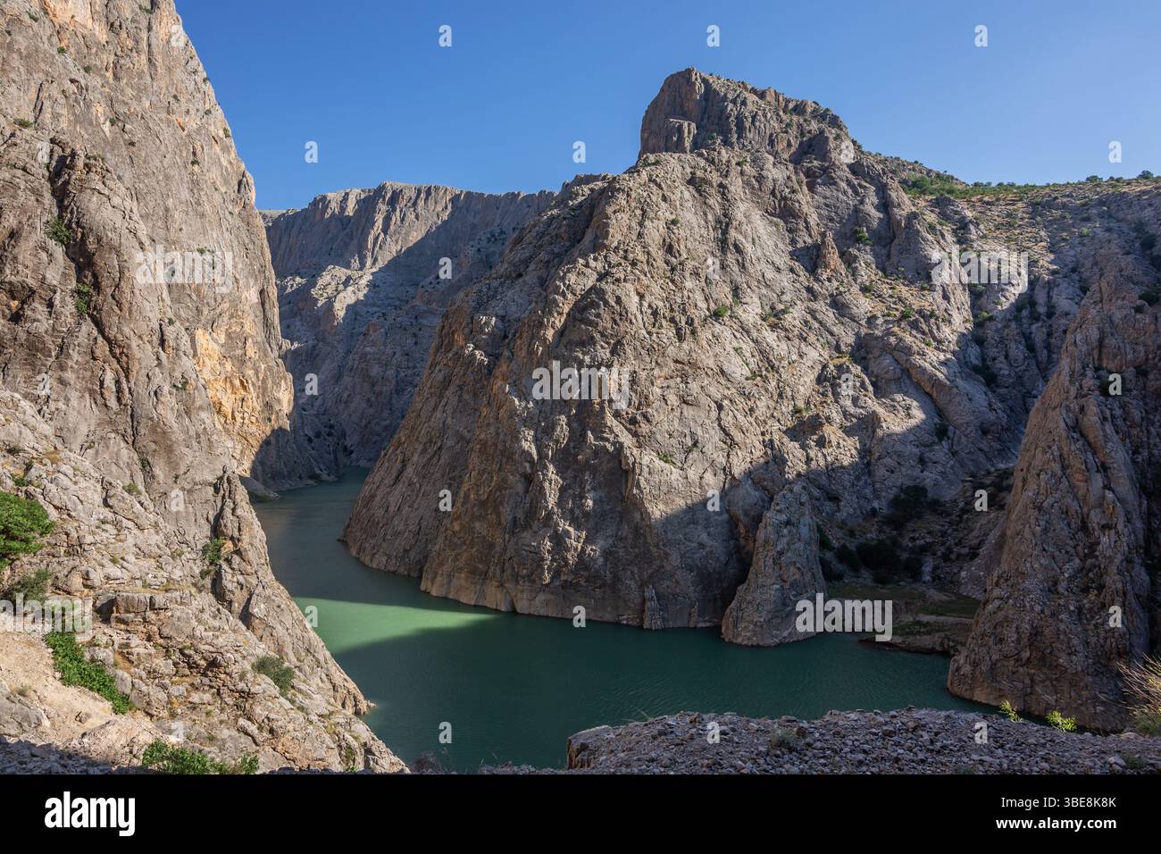 La "strada di pietra" costruita sulle rocce impassabili del Dark Canyon e della valle formata dal fiume Karasu Foto Stock La "strada di pietra" costruita sulle rocce impassabili del Dark Canyon e della valle formata dal fiume Karasu Foto Stock