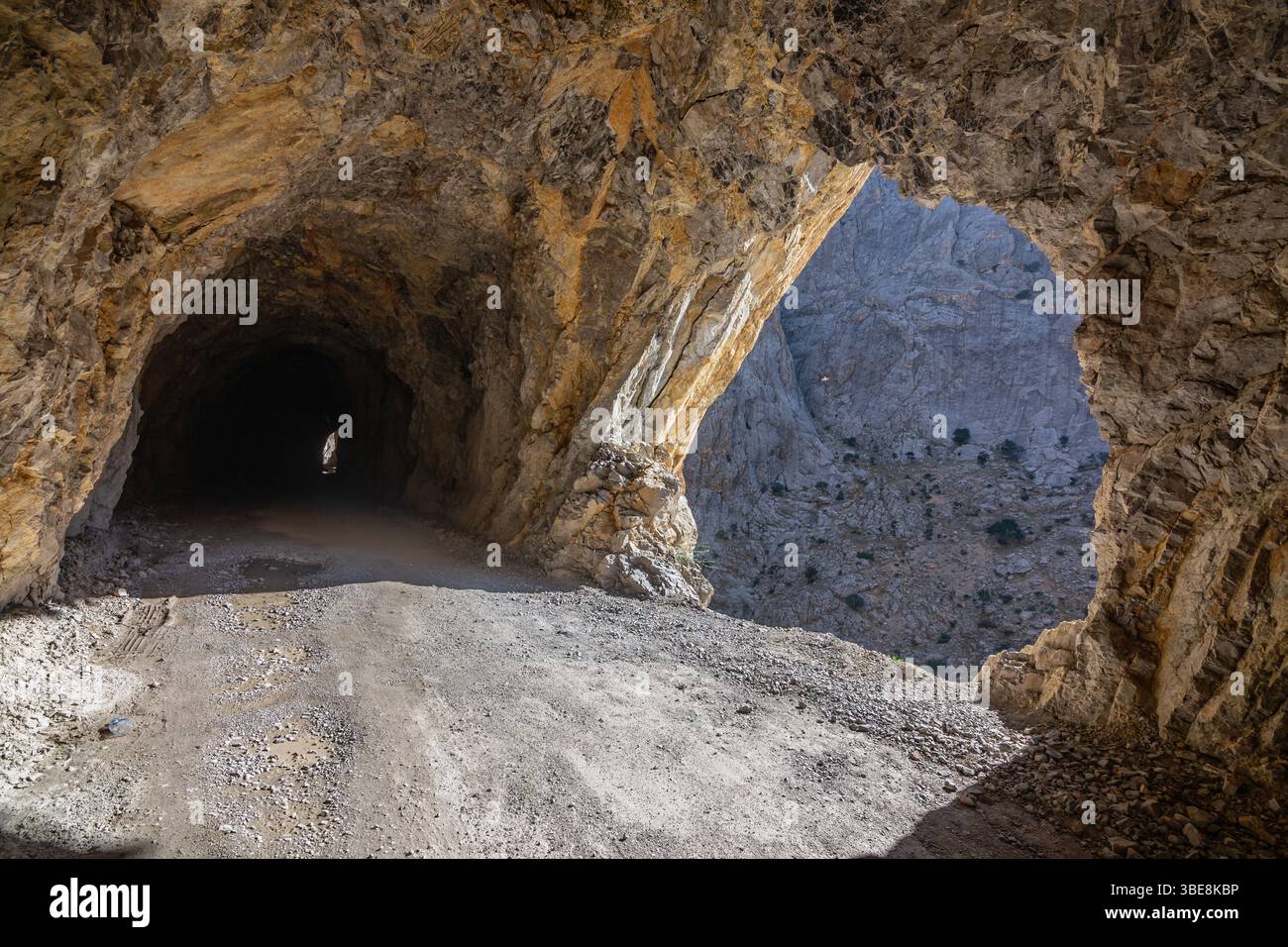 La "strada di pietra" costruita sulle rocce impassabili del Dark Canyon e della valle formata dal fiume Karasu Foto Stock La "strada di pietra" costruita sulle rocce impassabili del Dark Canyon e della valle formata dal fiume Karasu Foto Stock