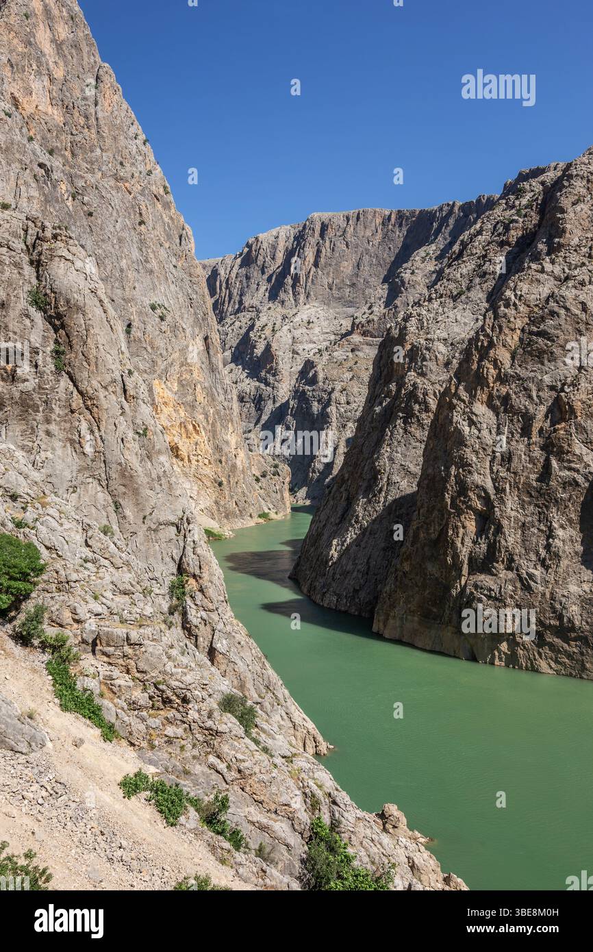 La "strada di pietra" costruita sulle rocce impassabili del Dark Canyon e della valle formata dal fiume Karasu Foto Stock La "strada di pietra" costruita sulle rocce impassabili del Dark Canyon e della valle formata dal fiume Karasu Foto Stock