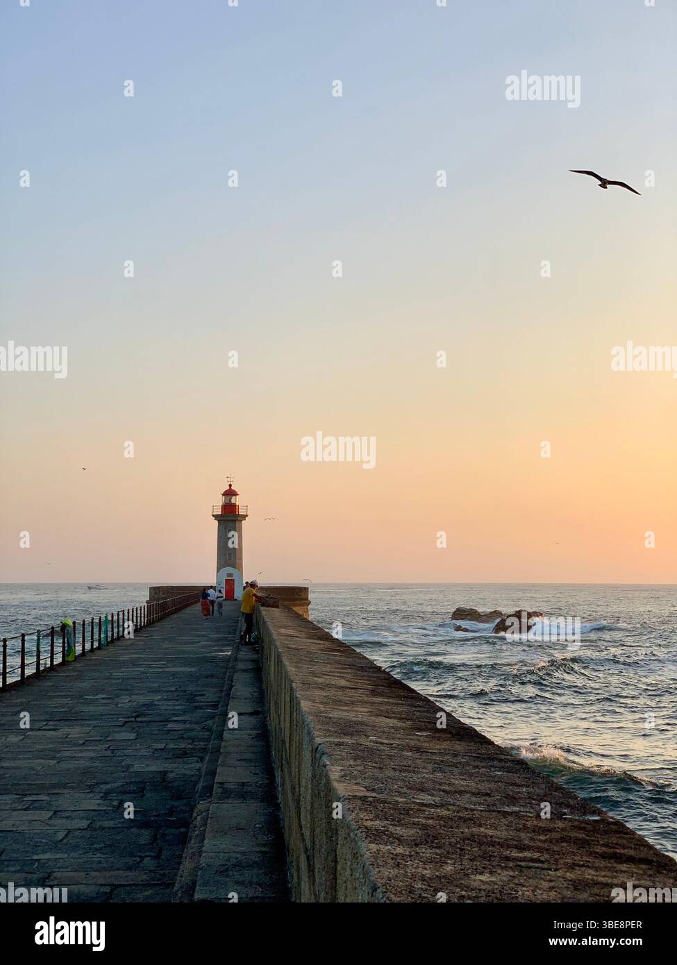 Vista al tramonto del faro di Felgueiras e dell'Oceano Atlantico a Foz do Douro, Porto, Portogallo. - Immagine stock catturata con smartphone