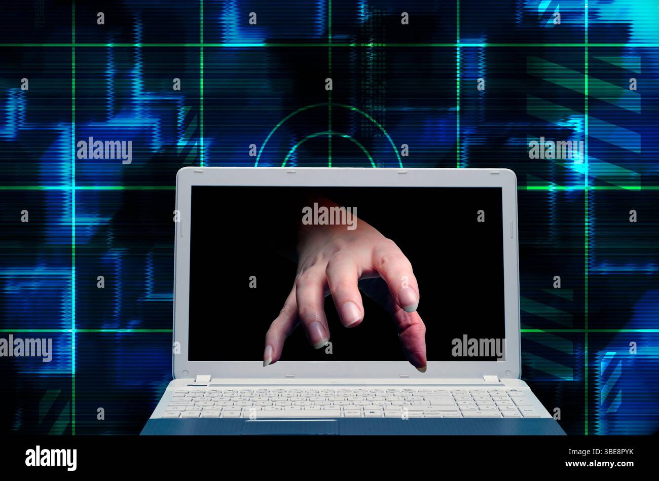 mano che esce da uno schermo del computer, cyberattack e concetto di cybercrimine Foto Stock
