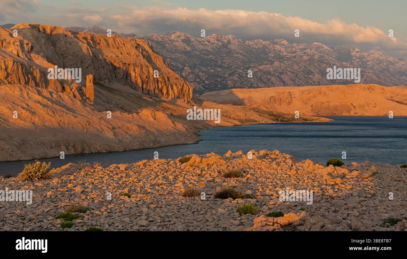 isola di pag nella splendida luce serale del sole che tramonta Foto Stock