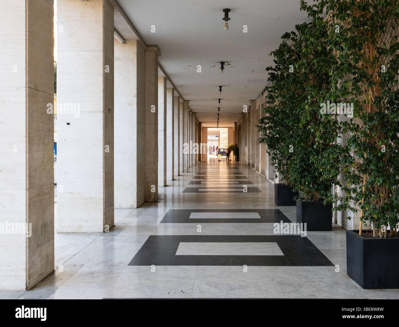 Edificio degli anni '30 in stile architettonico fascista, in Italia Foto Stock