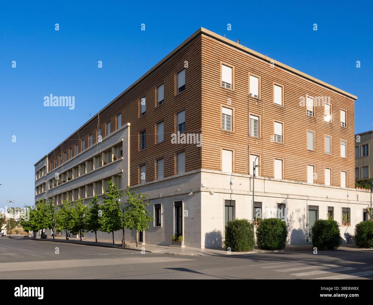 Edificio degli anni '30 in stile architettonico fascista, in Italia Foto Stock