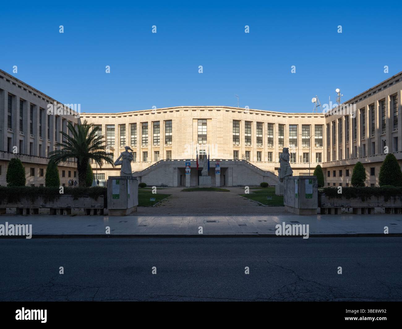 Palazzo M (Mussolini) a Latina, edificio storico degli anni '30 in stile architettonico fascista, Italia Foto Stock
