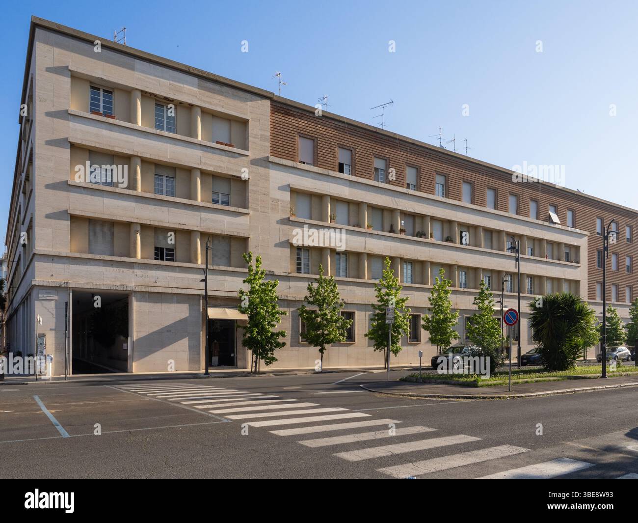 Edificio degli anni '30 in stile architettonico fascista, in Italia Foto Stock