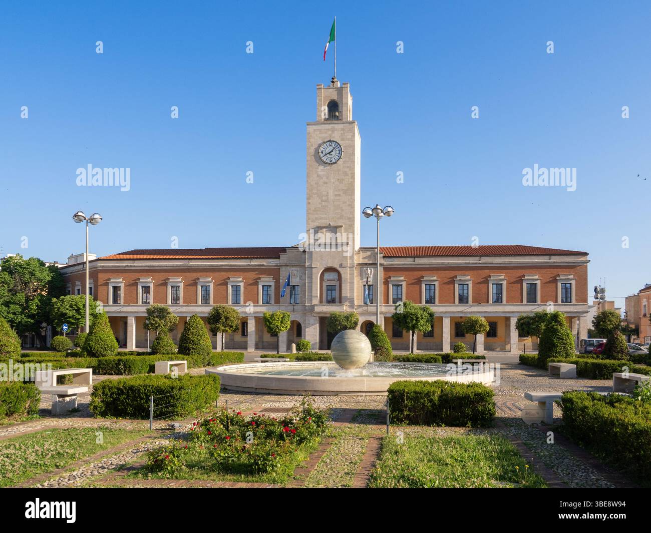 Piazza del popolo e il municipio di Latina Foto Stock