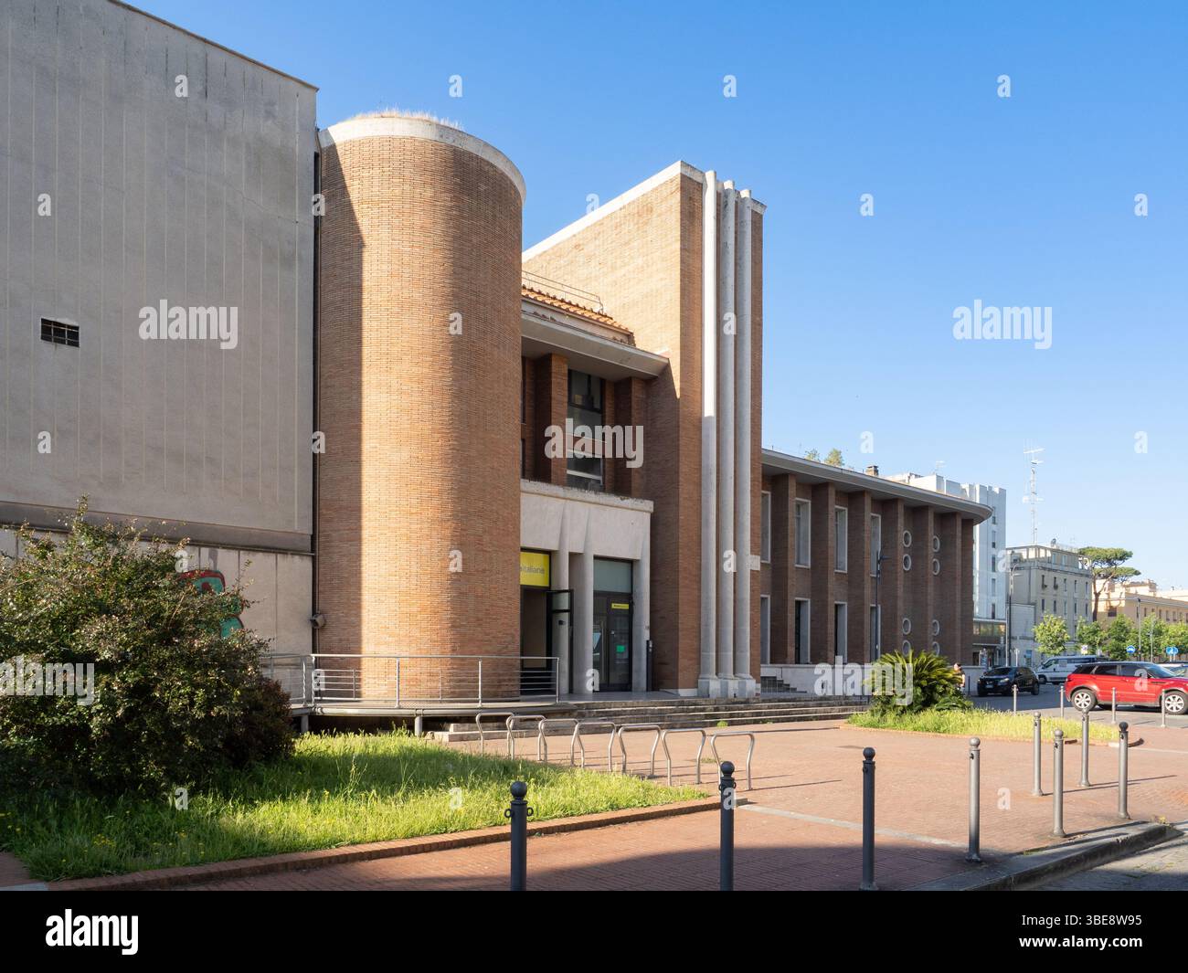 Ufficio postale in stile architettonico fascista nella città di Latina, Italia Foto Stock