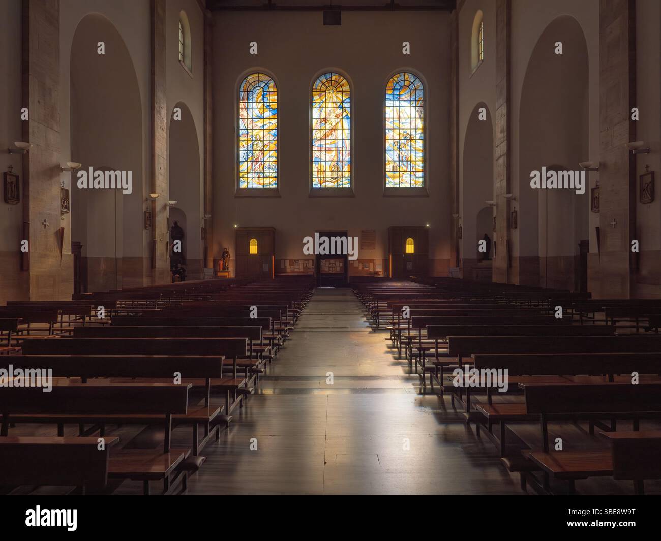Chiesa di San Marco, un edificio degli anni '30 in stile architettonico fascista a Latina, Italia Foto Stock