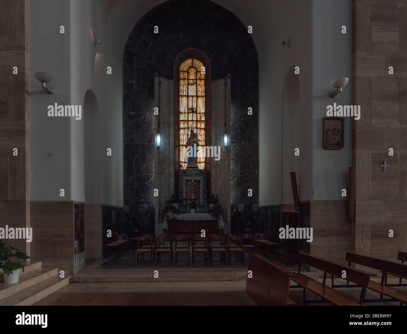 Chiesa di San Marco, un edificio degli anni '30 in stile architettonico fascista a Latina, Italia Foto Stock