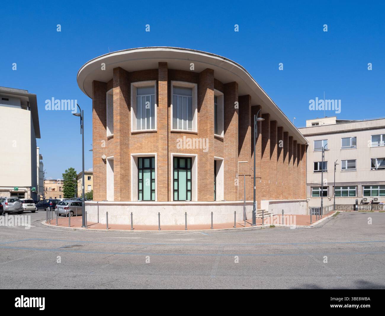 Ufficio postale in stile architettonico fascista nella città di Latina, Italia Foto Stock