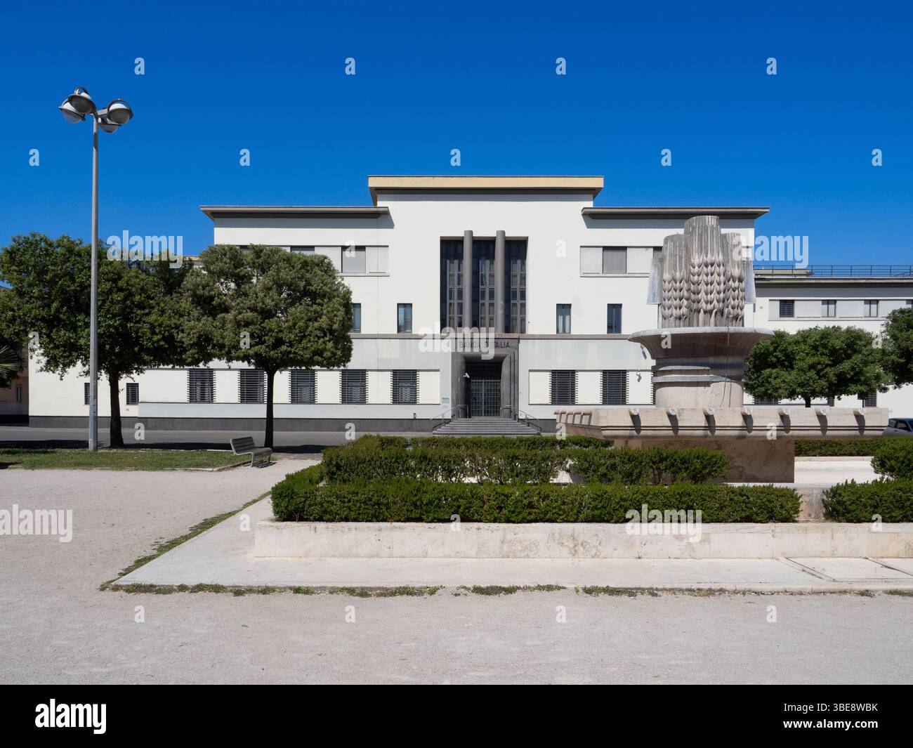 Ex Palazzo della Banca d'Italia, un edificio degli anni '30 in stile architettonico fascista in Piazza della Libertà a Latina Foto Stock