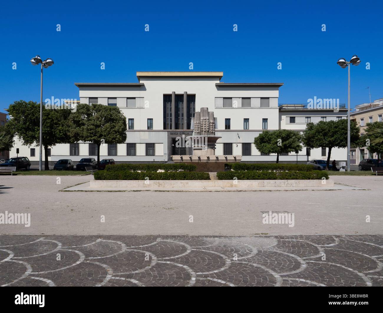 Ex Palazzo della Banca d'Italia, un edificio degli anni '30 in stile architettonico fascista in Piazza della Libertà a Latina Foto Stock