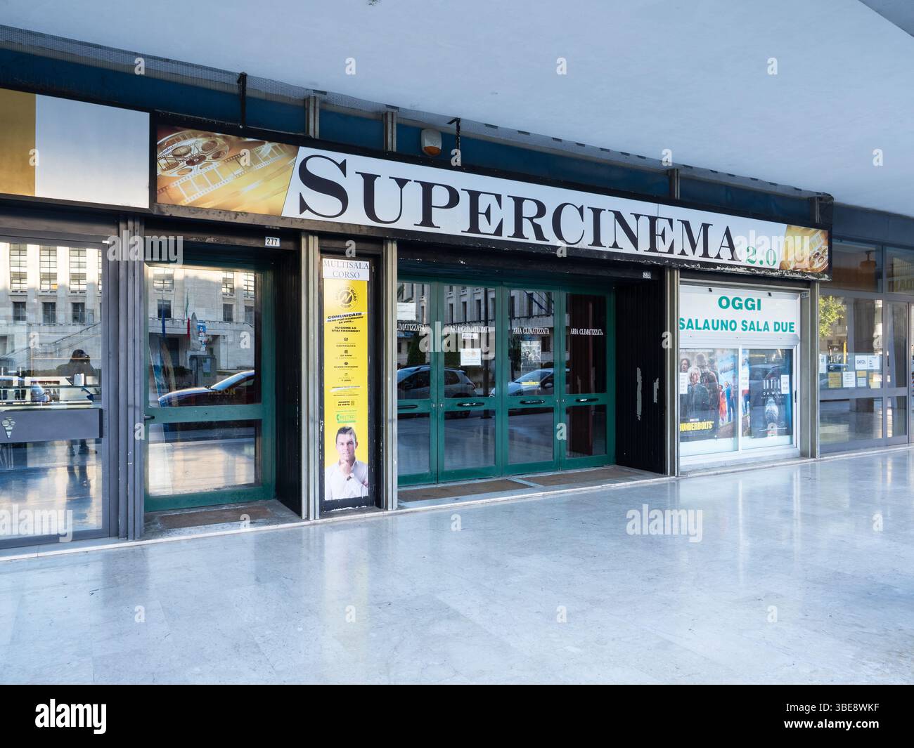 Vecchio cinema a Latina, in Italia Foto Stock