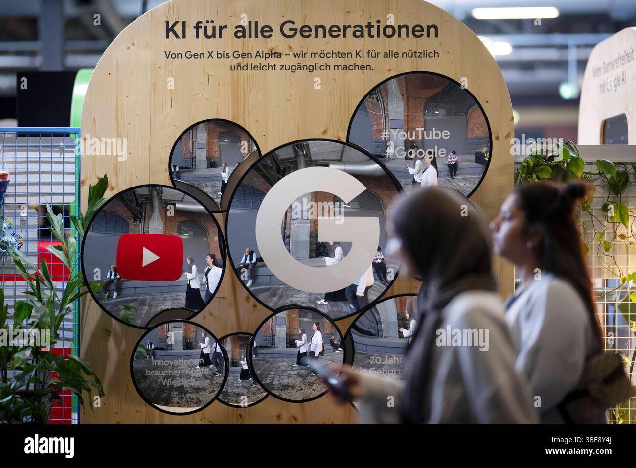 Re:publica DEU, Deutschland, Germania, Berlino, 26.05.2025 Stand von Google und You Tube mit motto KI fuer alle Generationen von Gen x bis Gen Alpha auf der re:publica 25 2025 und Jugendmesse Tincon Kongress unter dem motto Generation XYZ im Eventzentrum Station in Berlin Deutschland . Die Konferenz republica ist ein Event, Festival und Diskussionsforum zum Thema digitale Gesellschaft . Blogger Media Aktivisten und Menschenrechtler diskutieren die Zukunft der digitalen Medien und vom Internet Republica Republika en: Google e YouTube stand con motto ai per tutte le generazioni dalla Gen x alla Gen Alp Foto Stock