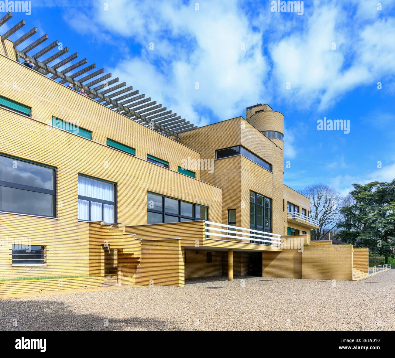 Fuori da Villa Cavrois a Croix, alla periferia di Lille. La villa modernista Art Deco, dell'architetto Robert Mallet-Stevens, fu completata nel 1932. Foto Stock