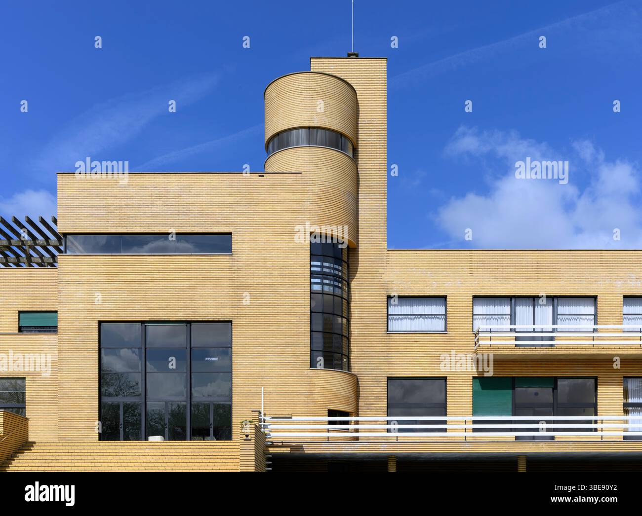 Fuori da Villa Cavrois a Croix, alla periferia di Lille. La villa modernista Art Deco, dell'architetto Robert Mallet-Stevens, fu completata nel 1932. Foto Stock