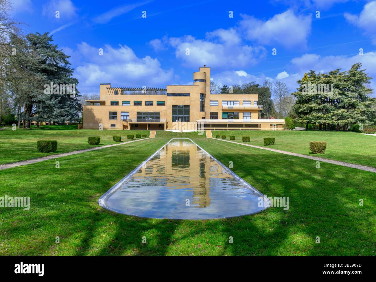 Fuori da Villa Cavrois a Croix, alla periferia di Lille. La villa modernista Art Deco, dell'architetto Robert Mallet-Stevens, fu completata nel 1932. Foto Stock