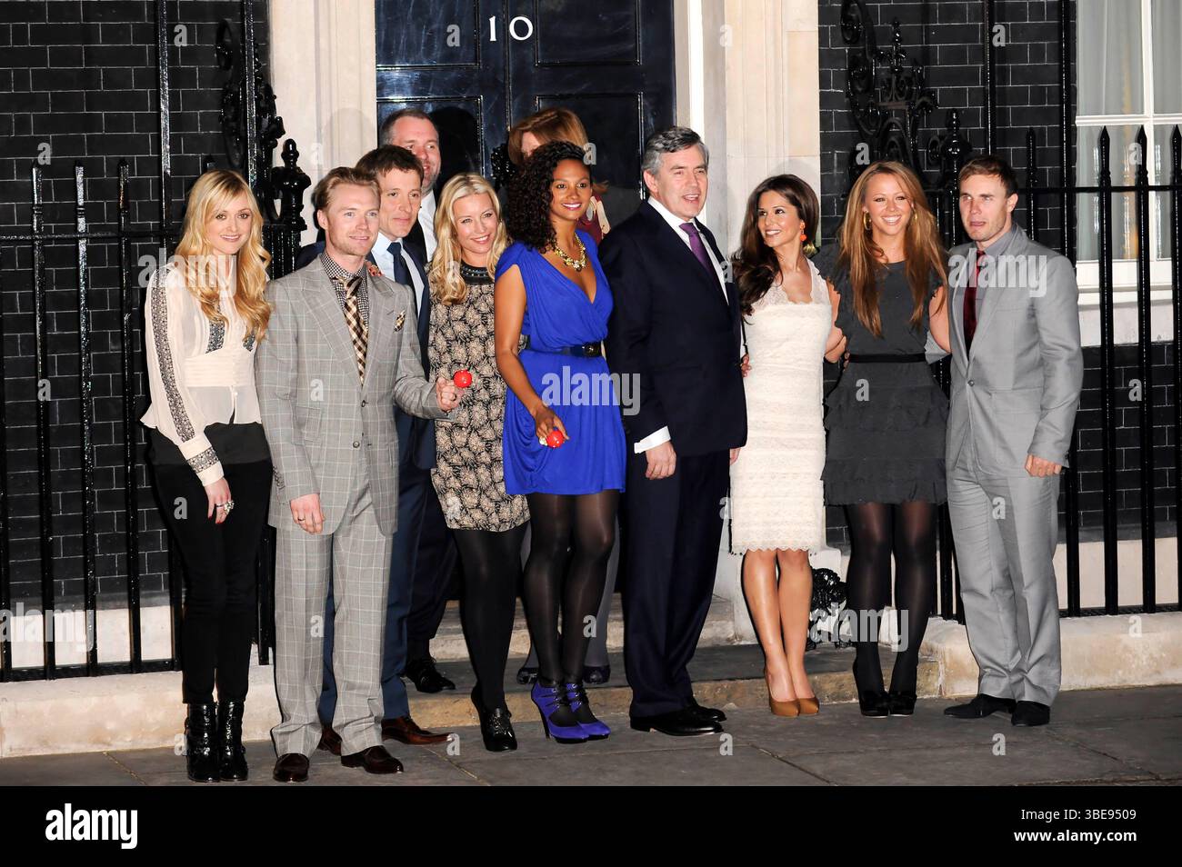Fearne Cotton, Ronan Keating, Ben Shephard, Chris Moyles, Denise Van Outen, Alesha Dixon, Cheryl Cole, Kimberley Walsh e Gary Barlow visitano Gordon Brown al 10 di Downing Street dopo la scalata BT Kili del Great Red Nose - 12 marzo 2009 Foto Stock