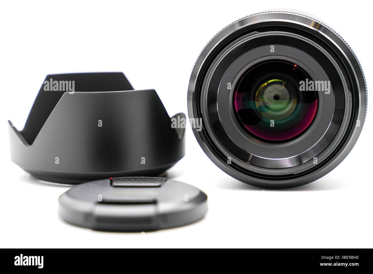 Baviera, Germania - 28 maggio 2025: FOTOMONTAGGIO, foto macro di un obiettivo con visiera parasole e coperchio o coperchio - un elemento centrale della tecnologia fotografica professionale e un fotografo. *** FOTOMONTAGE, Makroaufnahme eines Kameraobjektivs mit Sonnenblende und Abdeckung bzw. Deckel ein zentrales Element professioneller Fototechnik und eines Fotografen bzw. Fotografina. Foto Stock