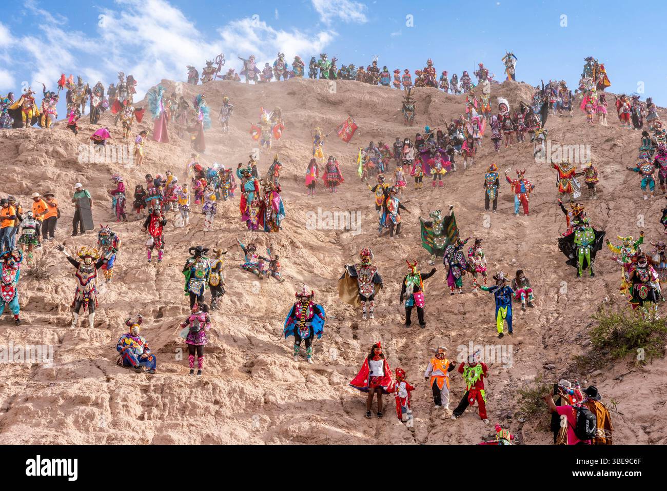 La gente del posto vestita da diavoli discende dal Cerro Blanco durante il Carnevale di Uquia, provincia di Jujuy, Argentina. Foto Stock