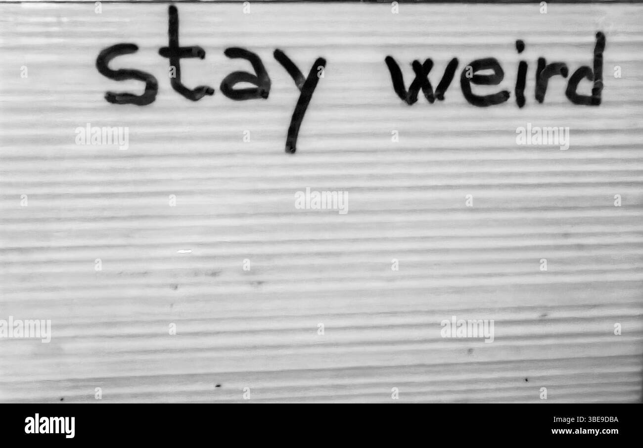 Benvenuto. Rimanete strani. Simboli in bianco e nero. Lettere sul muro. Foto Stock