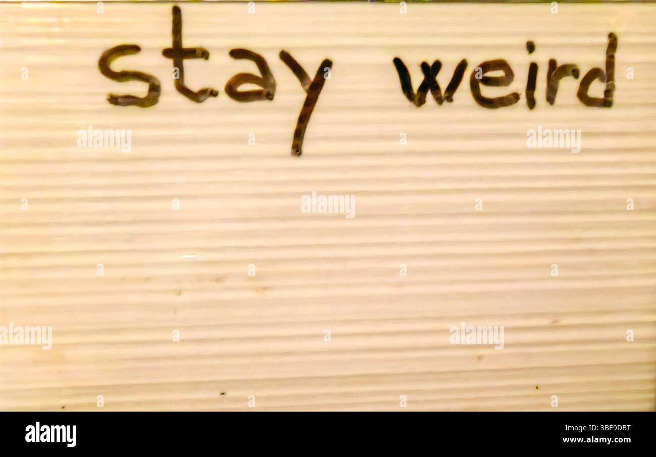 Benvenuto. Rimanete strani. Lettere sul muro. Foto Stock