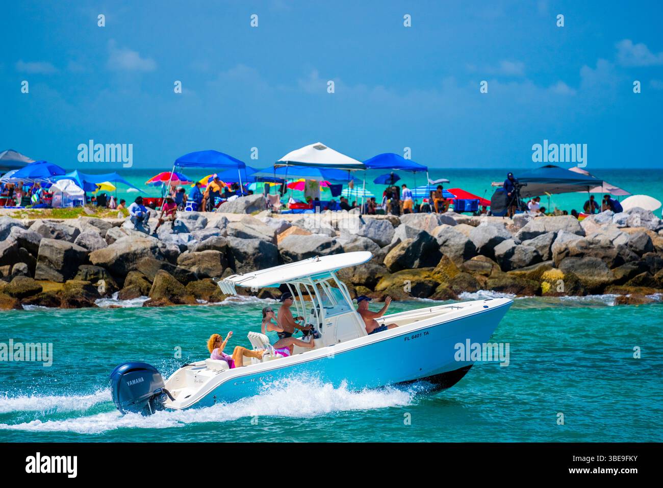 Miami Beach, Florida, Stati Uniti - 25 maggio 2025: Adulti adulti maturi in crociera su una barca Cobia a Miami Foto Stock