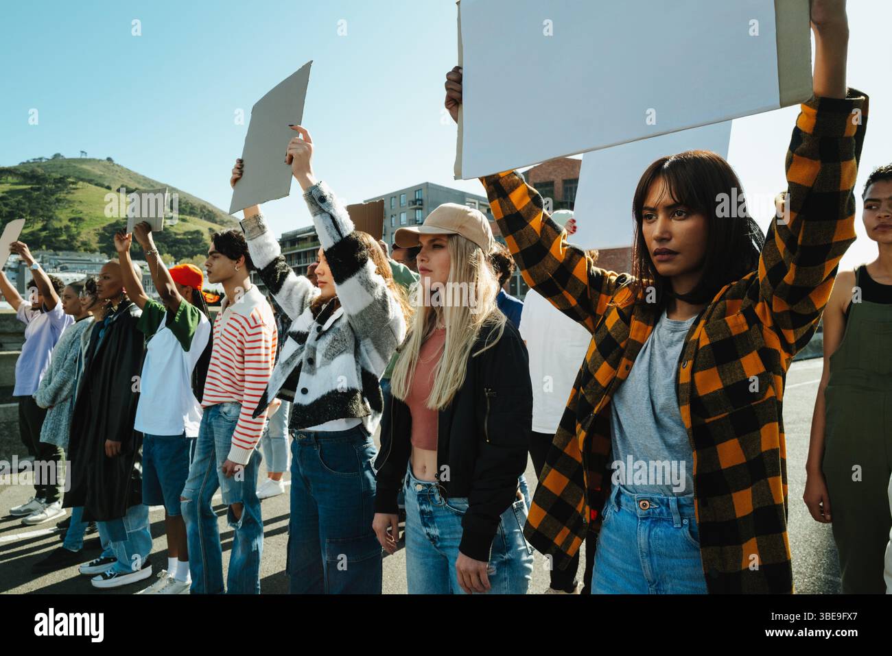 Diversi individui uniti in azioni pacifiche di protesta, che tengono segnali per chiedere giustizia e uguaglianza e che rappresentano il loro sostegno per una causa importante Foto Stock