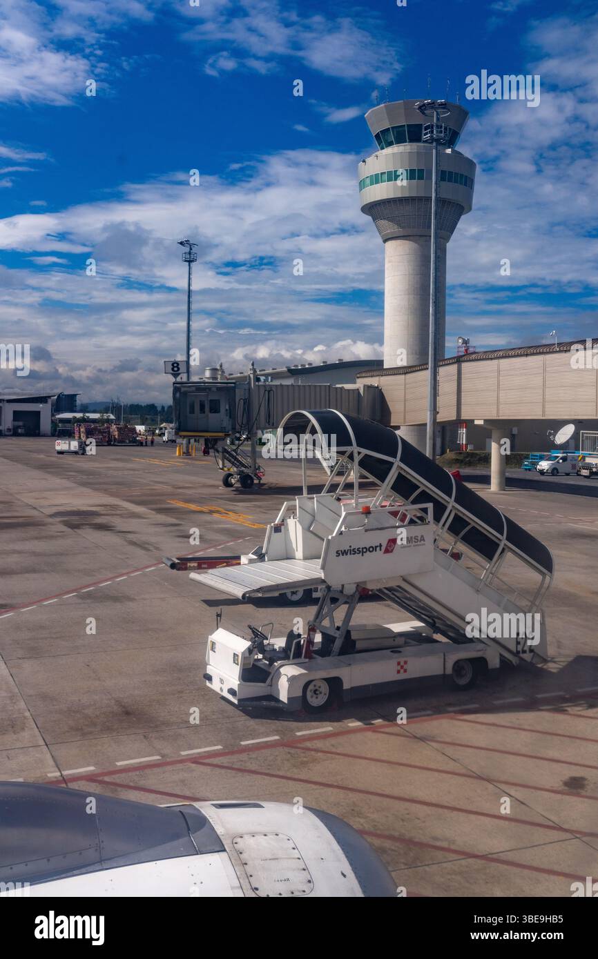 Scale per passeggeri meccanizzate di fronte alla torre di controllo dell'aeroporto internazionale Mariscal Sucre, Quito, Ecuador. Foto Stock