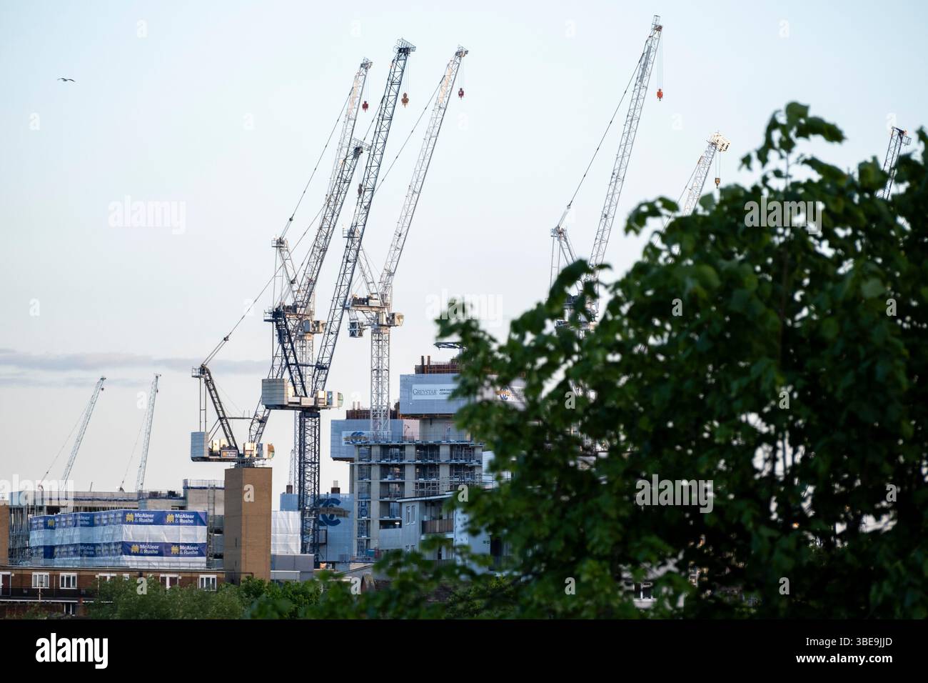 Gru operanti in un cantiere di costruzione/sviluppo a Bermondsey il 5 maggio 2025 a Londra, Regno Unito. Foto Stock
