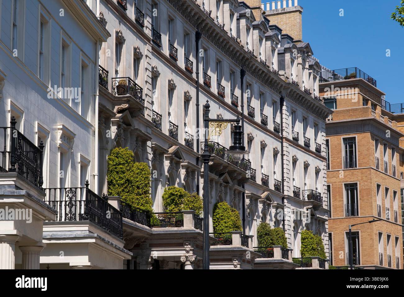 Proprietà in Grosvenor Crescent nell'esclusiva zona di Belgravia il 9 maggio 2025 a Londra, Regno Unito. Tradizionalmente le zone ricche della West London si sono trasformate in nuovi parchi giochi ricchi, con affluenti di denaro oltreoceano in particolare dal Medio Oriente, dalla Russia e dalla Cina. Secondo una recente ricerca condotta da un'agenzia immobiliare leader specializzata in immobili di fascia alta, la capitale del Regno Unito ospita più persone di alto valore netto HNW e UHNW di qualsiasi altra città del mondo. Foto Stock