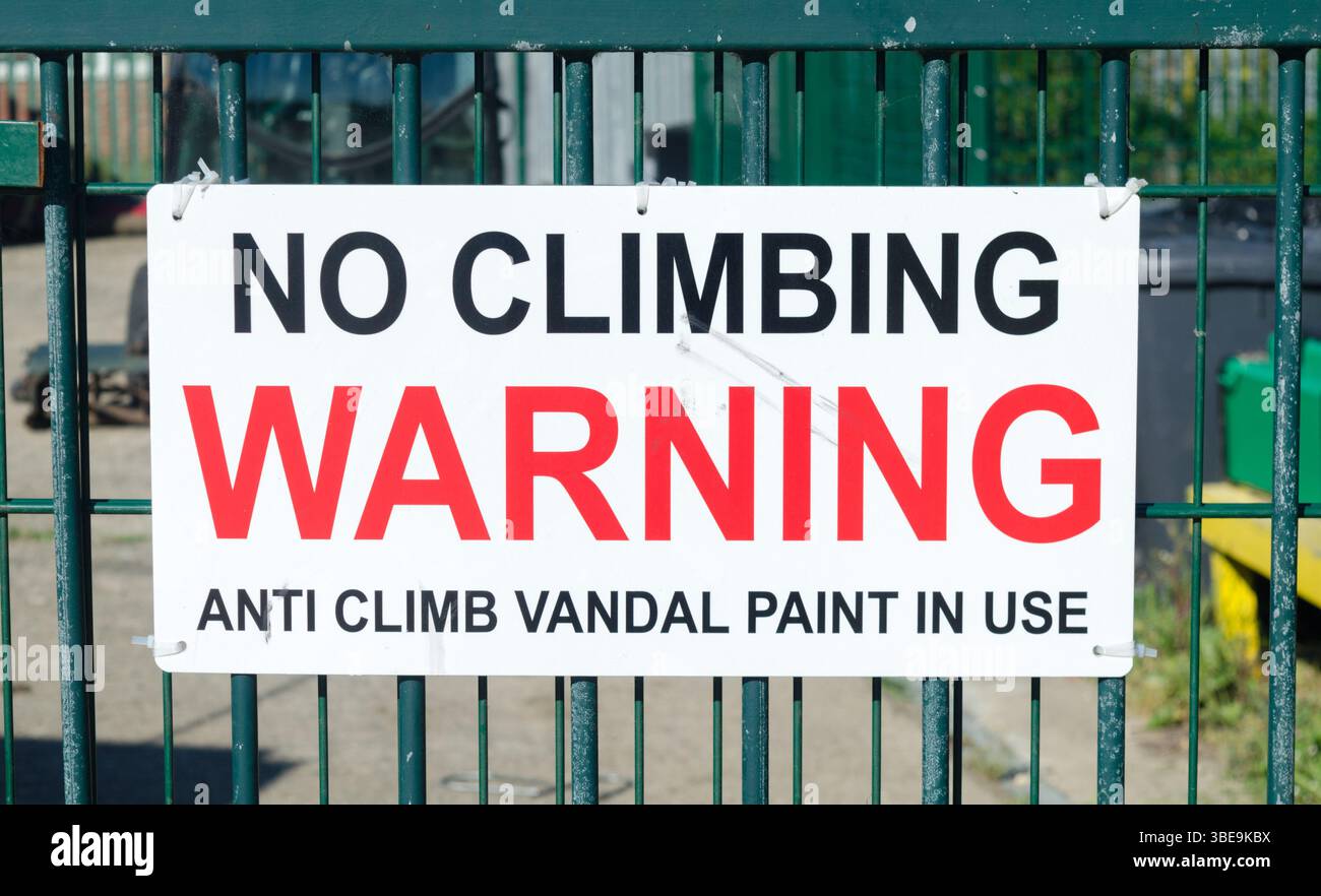 Un cartello di divieto di arrampicata su un cancello nel Regno Unito Foto Stock