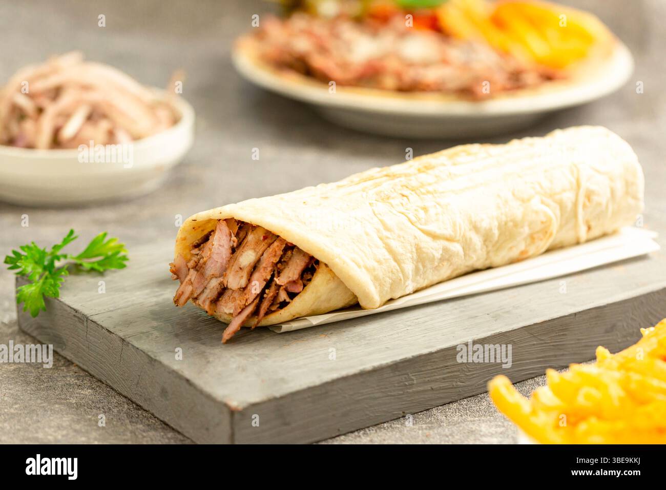 Shawarma Wrap con cipolla e insalata contorni - autentico involucro mediorientale Foto Stock