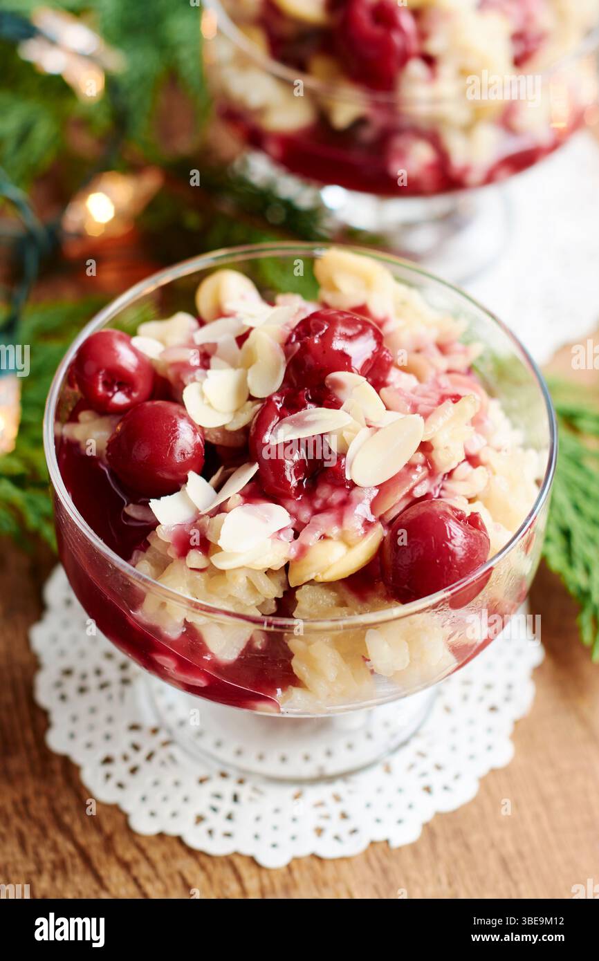 Budino di riso alle mandorle con salsa di ciliegie Foto Stock