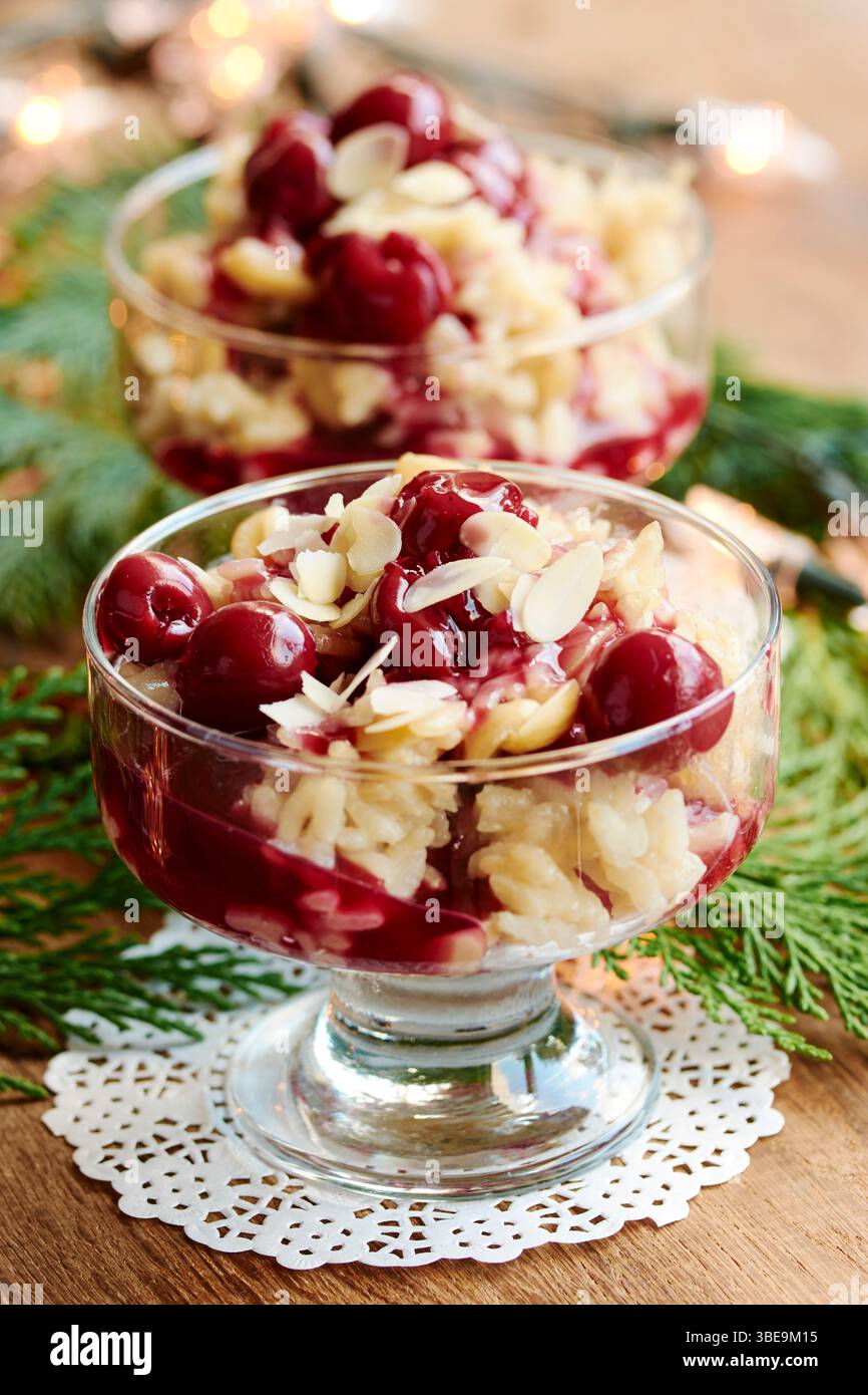 Budino di riso alle mandorle con salsa di ciliegie Foto Stock