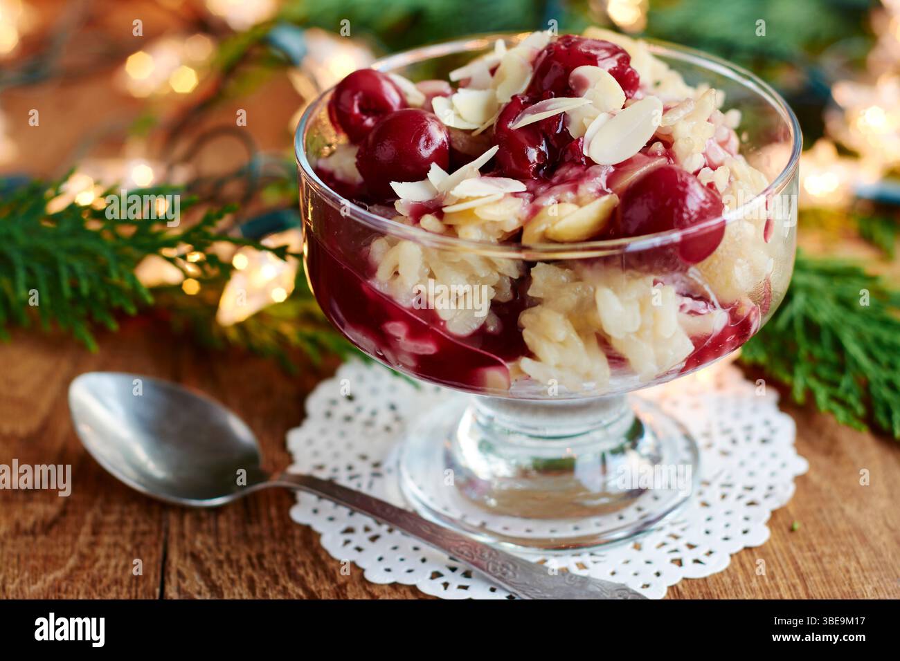 Budino di riso alle mandorle con salsa di ciliegie Foto Stock