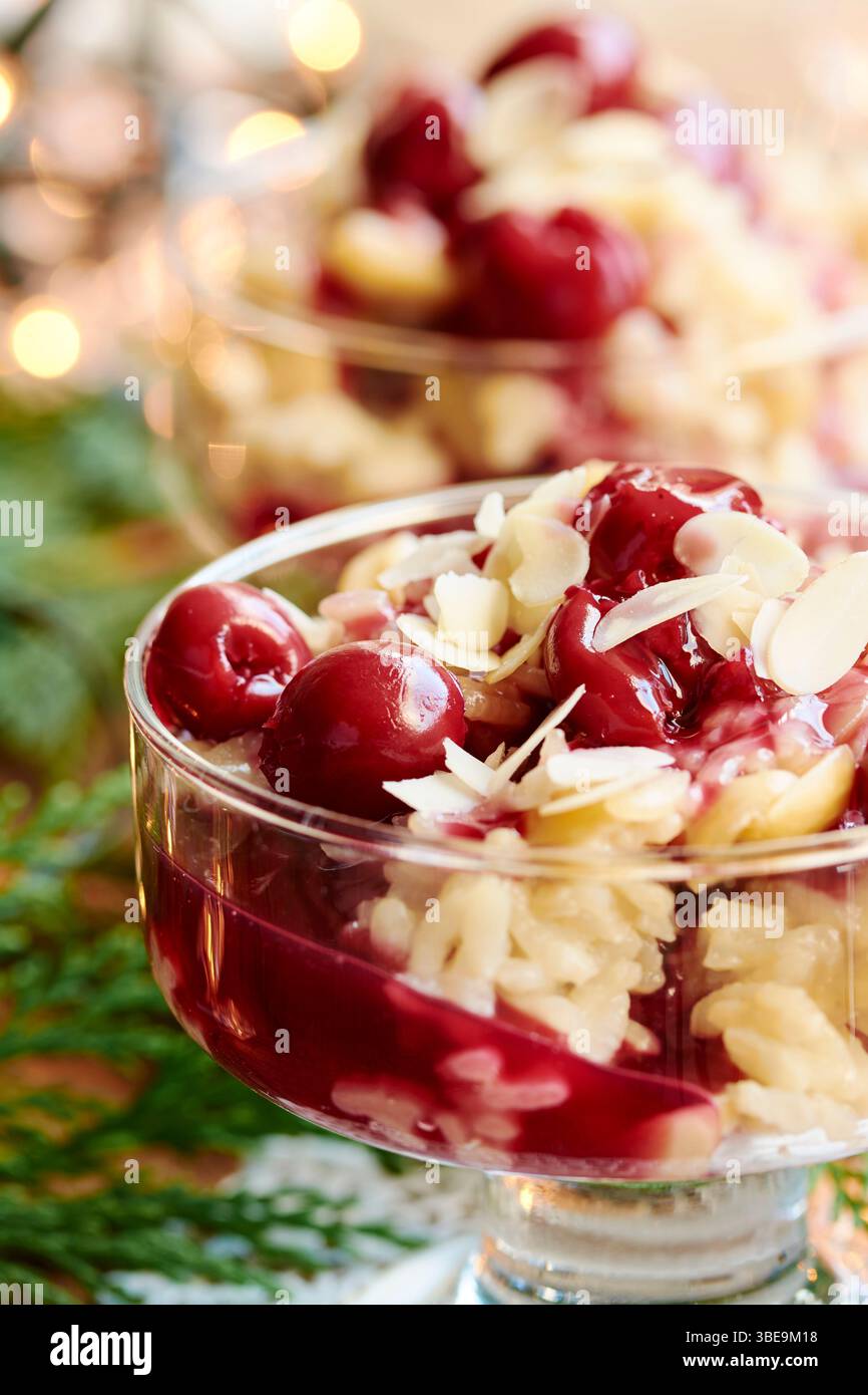 Budino di riso alle mandorle con salsa di ciliegie Foto Stock