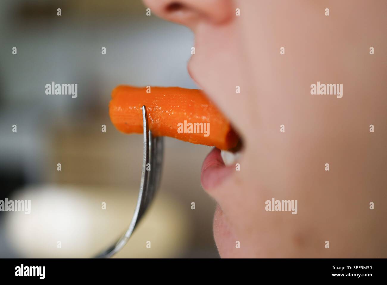 Donna che mangia carota: Pasto nutriente ricco di vitamine per la salute a base vegetale. Foto Stock