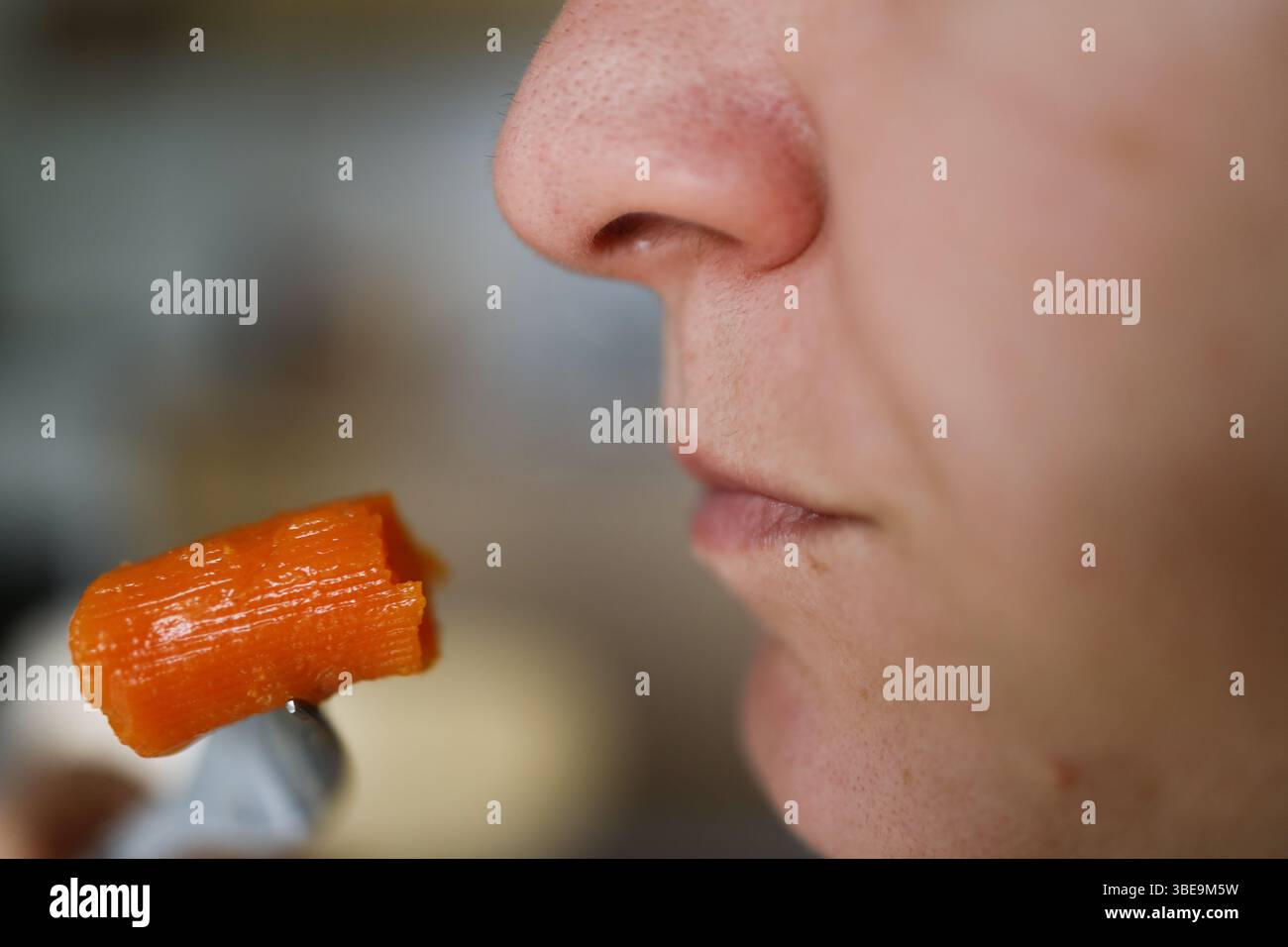 Crunch di carote biologico: Donna che abbraccia una sana alimentazione con uno spuntino fresco e nutriente. Foto Stock