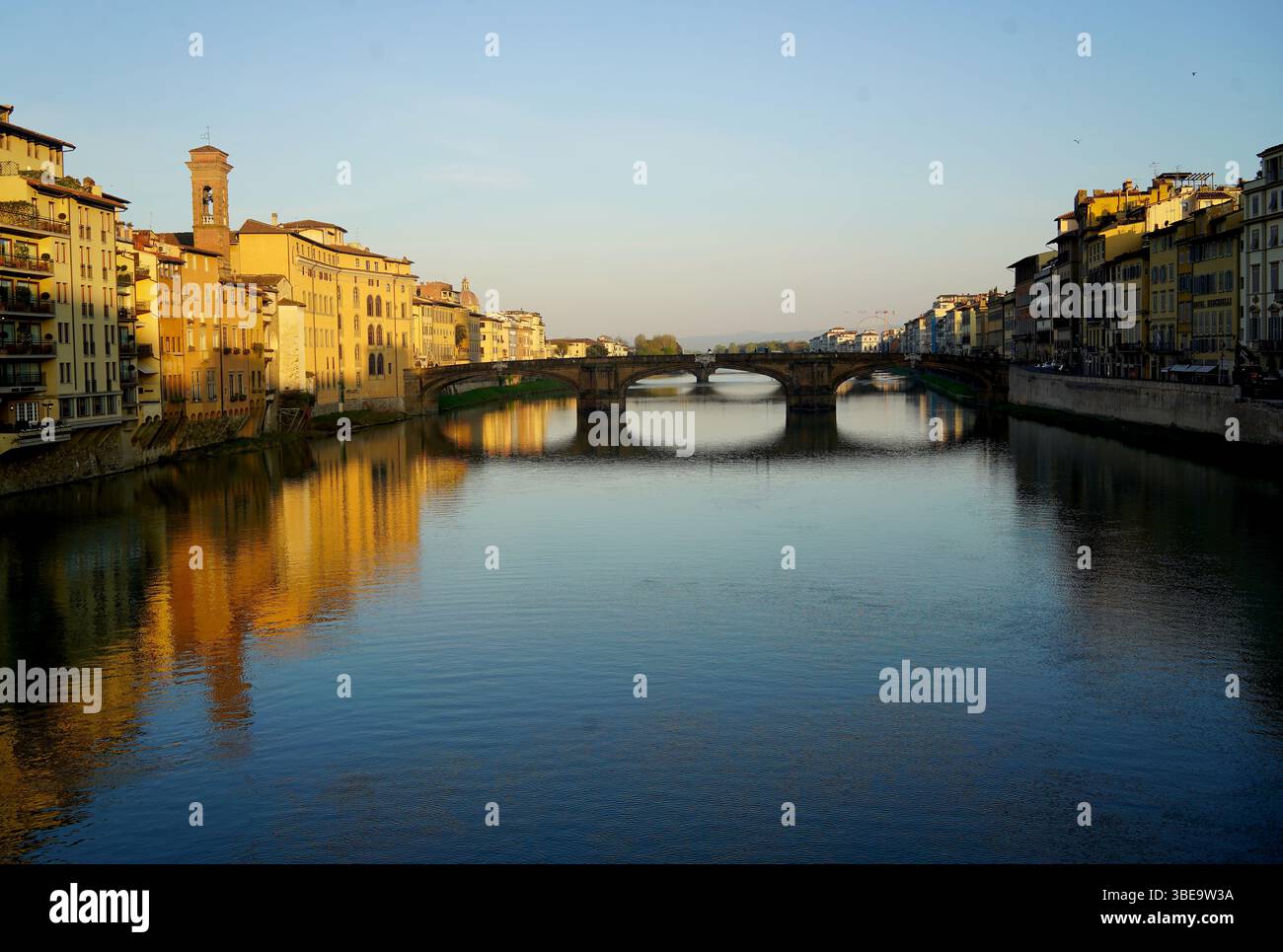 Vista sul fiume Arno fino a Firenze, con il Ponte Vecchio. Foto Stock