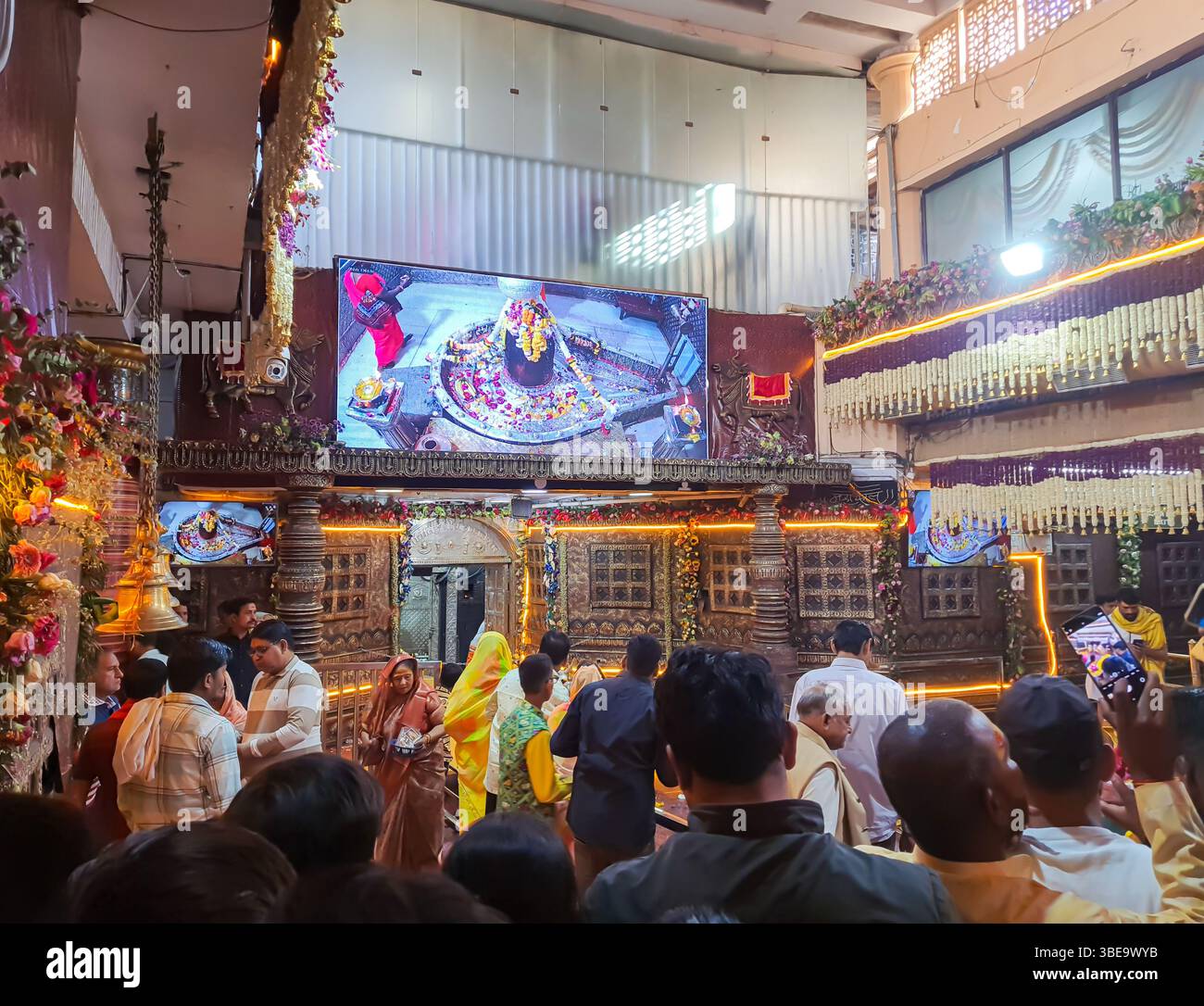 Tempio del santo indù con devoto cantato al sacro aarti o cerimonia della luce la sera l'immagine viene scattata al tempio mahakal ujjain madhya pradesh india a ma Foto Stock