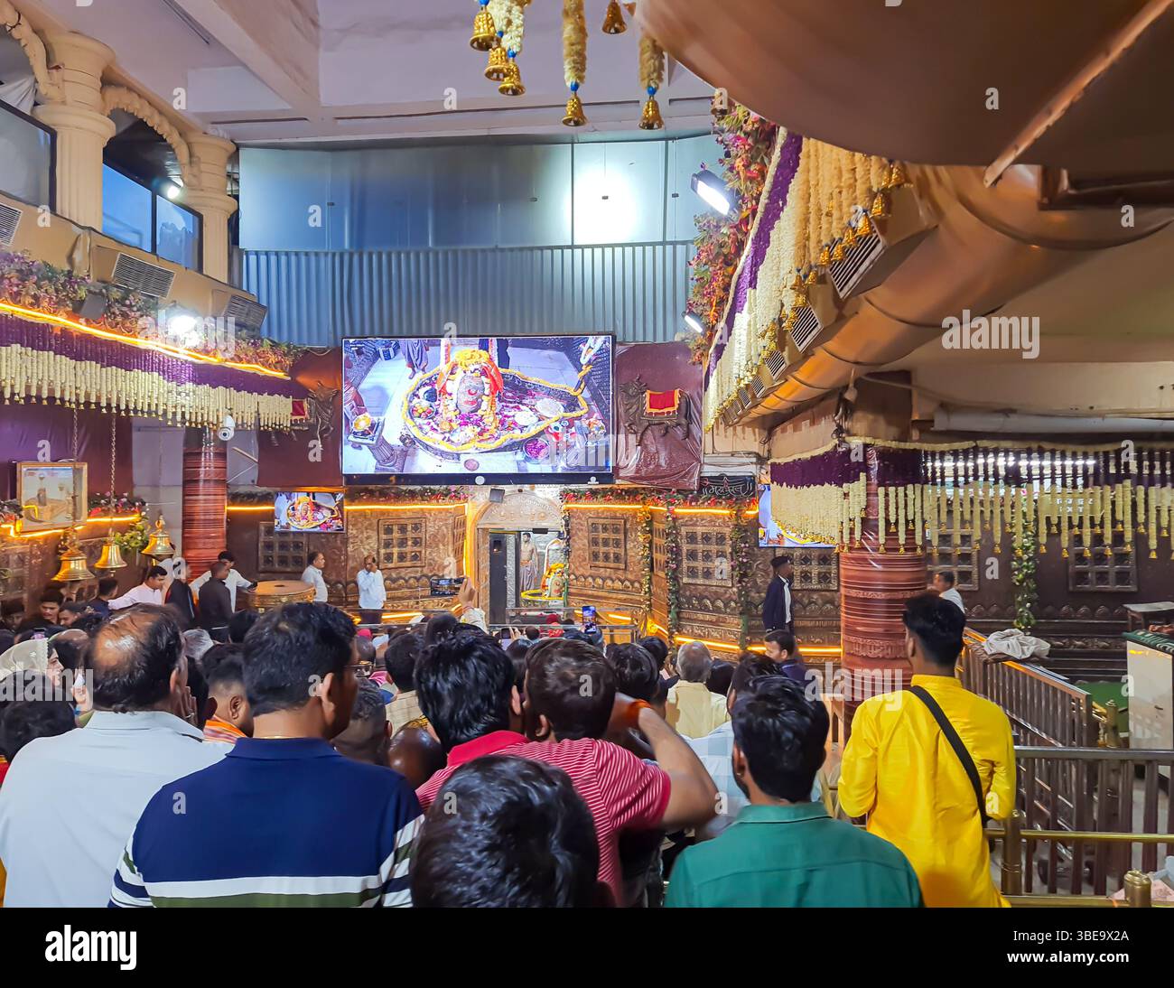 Tempio del santo indù con devoto cantato al sacro aarti o cerimonia della luce la sera l'immagine viene scattata al tempio mahakal ujjain madhya pradesh india a ma Foto Stock