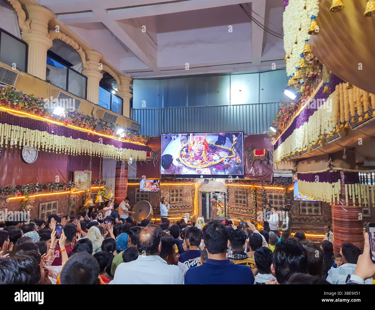 Tempio del santo indù con devoto cantato al sacro aarti o cerimonia della luce la sera l'immagine viene scattata al tempio mahakal ujjain madhya pradesh india a ma Foto Stock