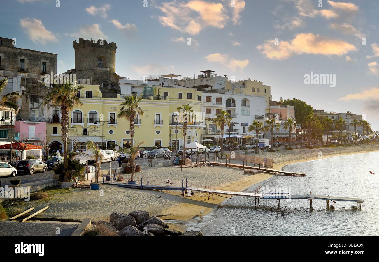 Porto di Forio sull'isola di Ischia al tramonto Foto Stock