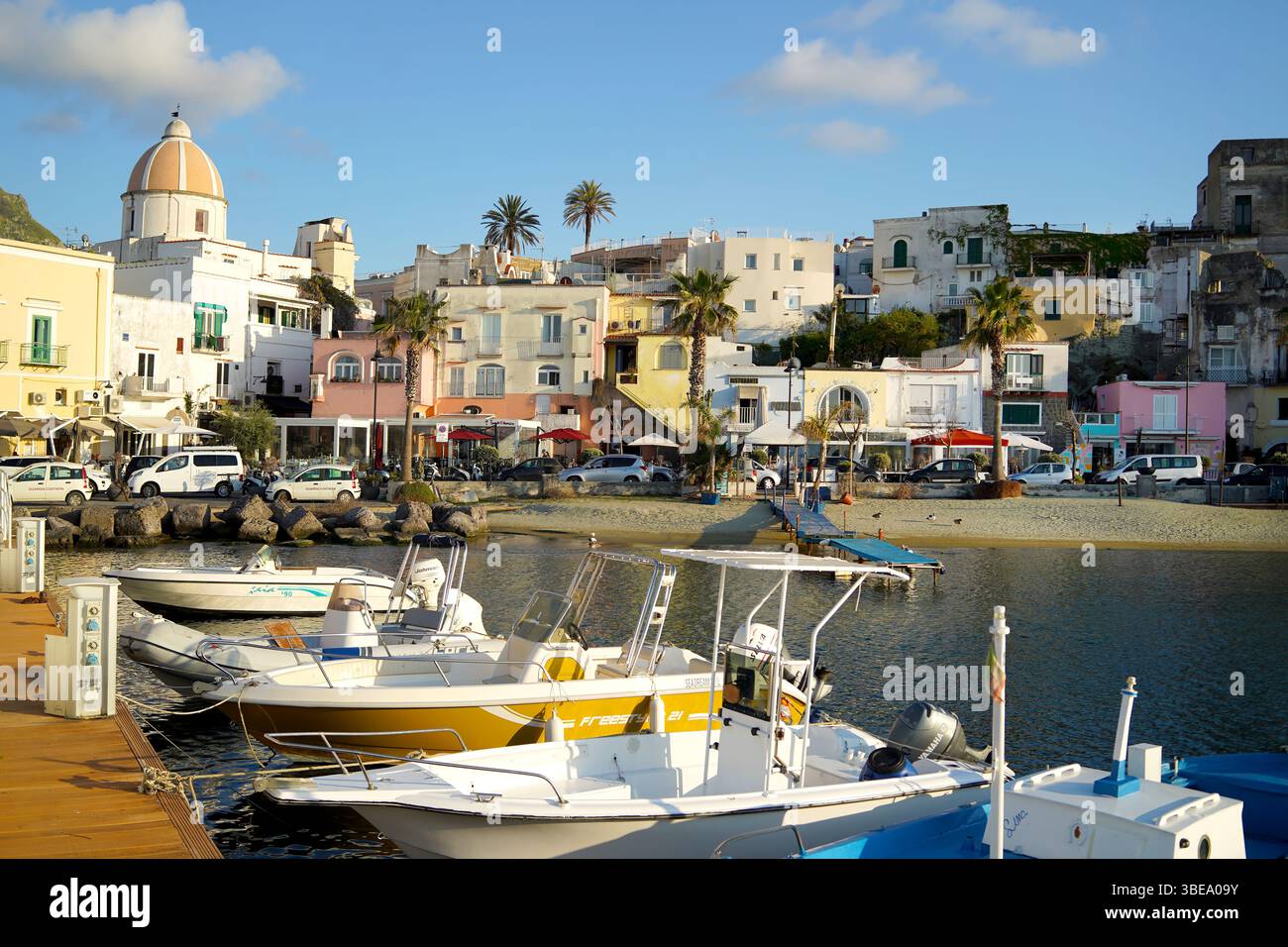 Porto di Forio sull'isola di Ischia al tramonto Foto Stock