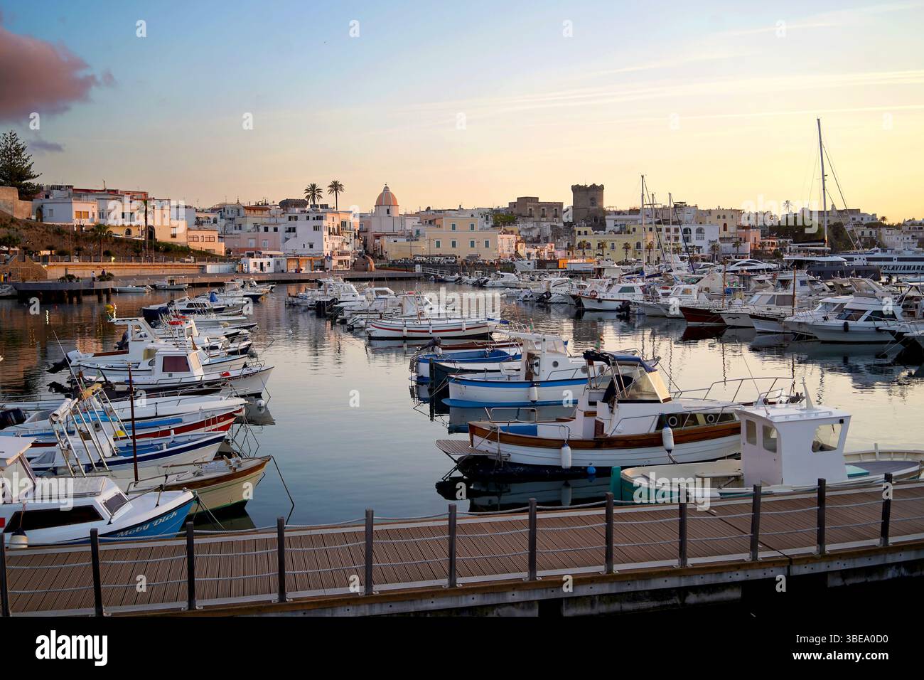 Porto di Forio sull'isola di Ischia al tramonto Foto Stock