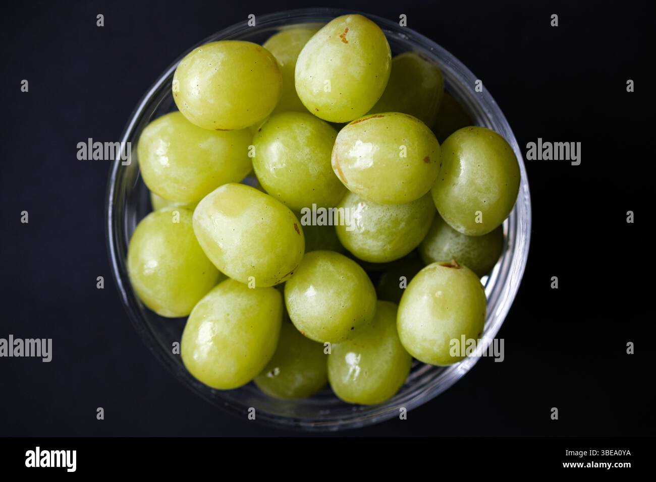 Londra Regno Unito, maggio 28 2025, A Bowl of Healthy Sweet Green Grapes Foto Stock